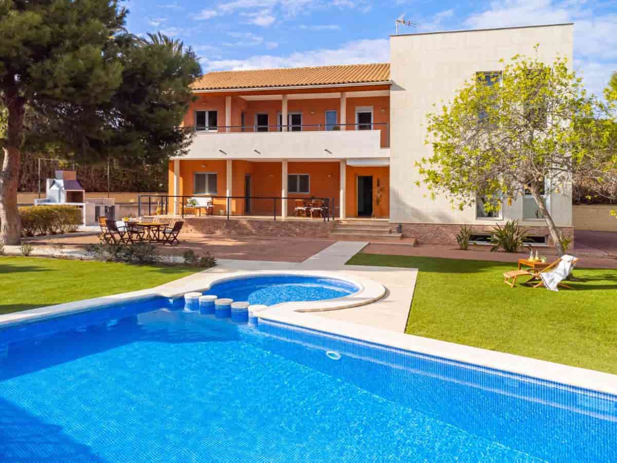 Villa en Alicante capital con piscina y barbacoa