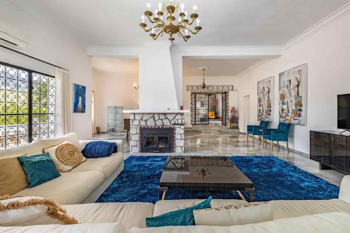 Luxury villa with tennis & pool