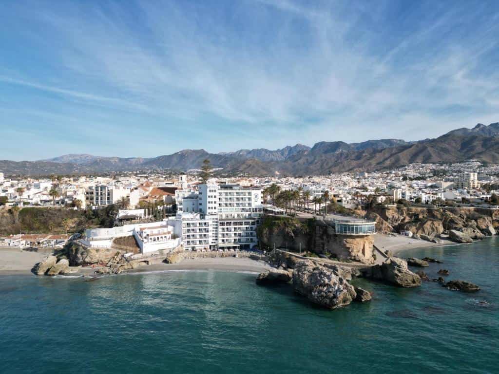 ¡Elige una villa en Nerja para pasar tus vacaciones!